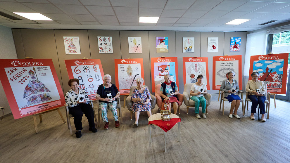 Final del 'Concurso de Carteles de San Fermín' organizado por la Fundación Solera para las personas mayores de los distintos centros de Solera. IÑIGO ALZUGARAY