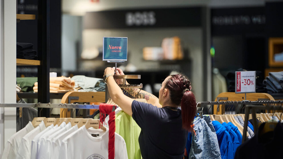 Apertura de puertas del primer día de rebajas en El Corte Inglés. PABLO LASAOSA