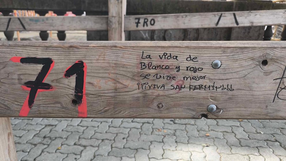 Una inscripción que se puede leer en el vallado de San Fermín en la Plaza de Toros. NAVARRA.COM