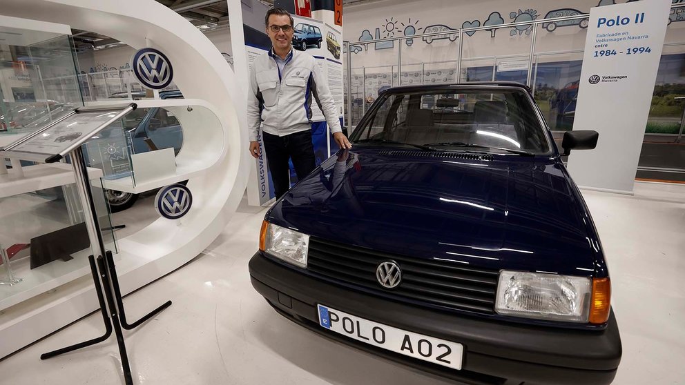 El presidente de Volkswagen Navarra, Michael Hobusch, posa en las instalaciones de la factoría ante una colección de coches del modelo Polo, cuya producción cesará la próxima semana tras 40 años de fabricación. El Polo, del que se han realizado en total seis rediseños -cinco de ellos producidos en Pamplona- se deja de montar en la factoría de Pamplona, pero no desaparece del mercado, ya que se seguirá fabricando en la planta de la multinacional alemana en Sudáfrica. En total, en estos cuarenta años, Volkswagen Navarra ha producido más de 8,4 millones de unidades de este modelo (8.421.145 a las 6,00 horas del viernes 28 de junio). El adiós del Polo en Pamplona tiene un motivo muy concreto: habilitar espacio en las líneas de montaje para la próxima fabricación de dos modelos eléctricos de Volkswagen. EFE/Jesús Diges