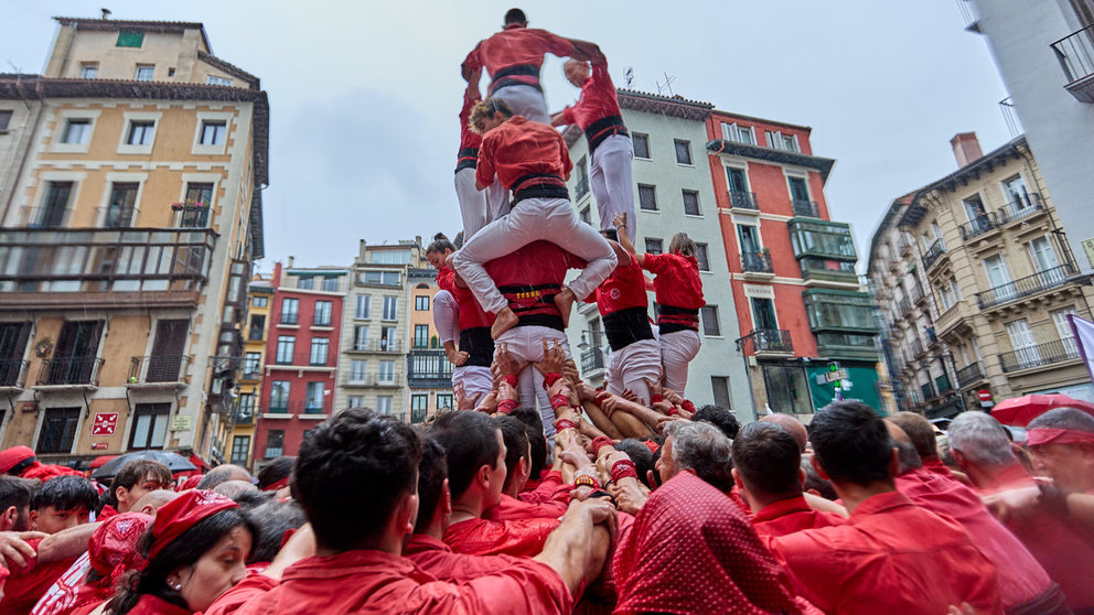 Actuación del grupo de castellers catalanes de la Colla Joves Xiquets de Valls de Tarragona  en la Plaza Consistorial de Pamplona dentro de la celebración del Día de las Peñas. IÑIGO ALZUGARAY