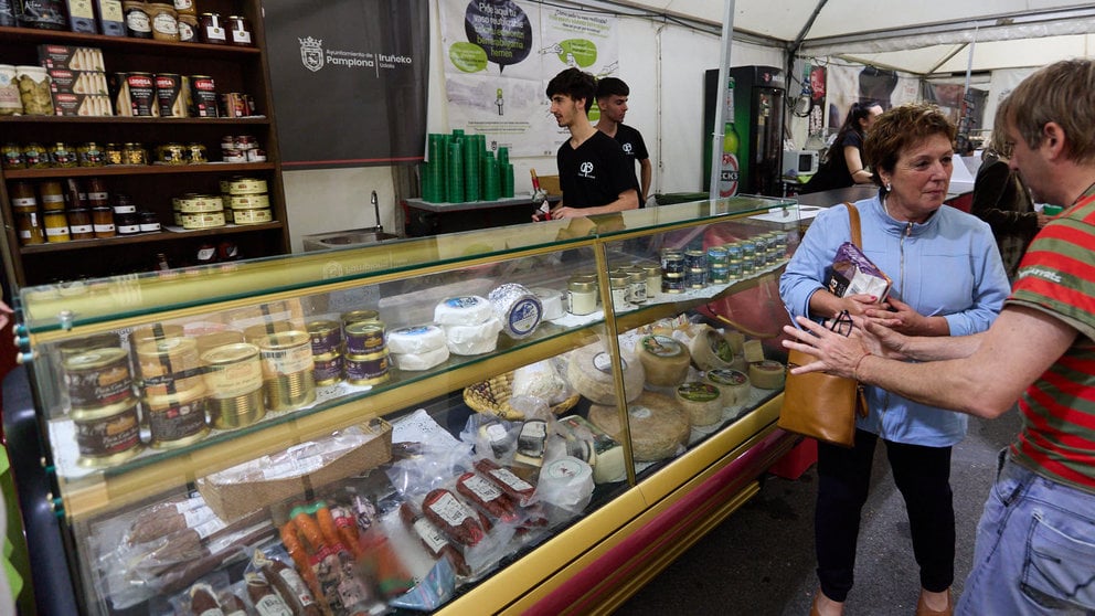 El Paseo de Sarasate inaugura una carpa para la promoción de alimentos navarros, donde se podrá consumir producto local de calidad, pinchos, bebidas y bocadillos. IÑIGO ALZUGARAY