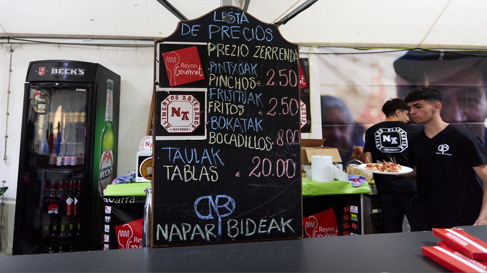 El Paseo de Sarasate inaugura una carpa para la promoción de alimentos navarros, donde se podrá consumir producto local de calidad, pinchos, bebidas y bocadillos. IÑIGO ALZUGARAY
