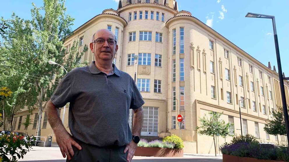 Miguel Guelbenzu, delante del antiguo colegio de los Maristas en Pamplona. Navarra.com