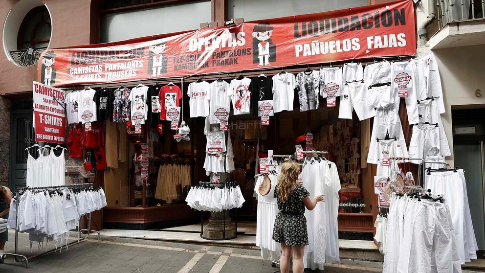 Imagen de una tienda que vende ropa blanca para San Fermín en Pamplona. EFE/ Jesús Diges