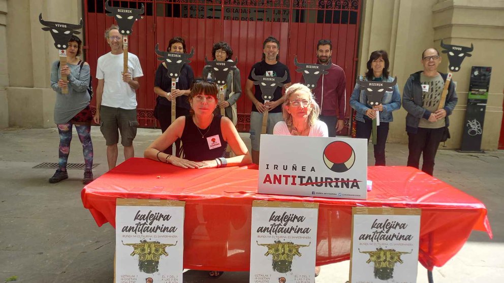 Miembros de Iruñea Antitaurina durante una rueda de prensa a las puertas de la plaza de toros de Pamplona. IRUÑEA ANTITAURINA