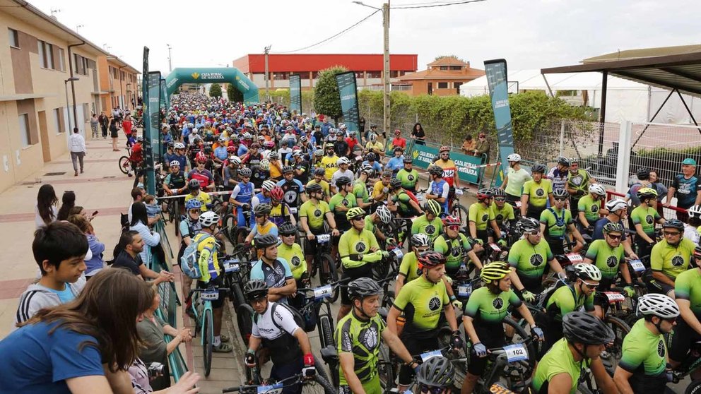 Más de 1.000 ciclistas celebran con su esfuerzo el XXV Aniversario de la Extreme Bardenas. AYUNTAMIENTO DE ARGUEDAS