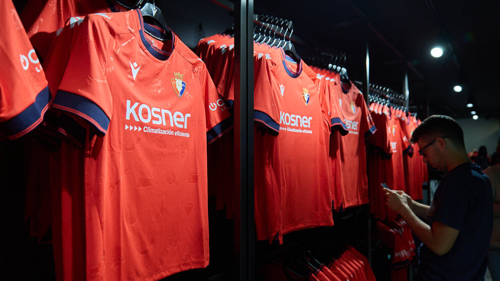 Comienza la venta en la tienda oficial de Osasuna de la camiseta para la temporada 2024/25 realizada por Macron en exclusiva para el club rojillo. IÑIGO ALZUGARAY