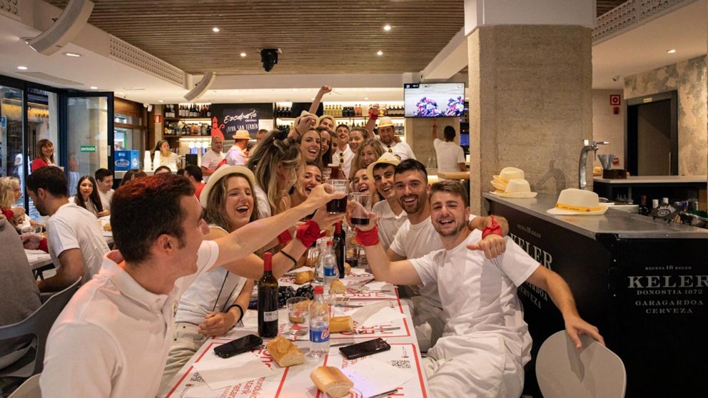 Imágenes de archivo de un tradicional almuerzo de San Fermín. MAITE H. MATEO