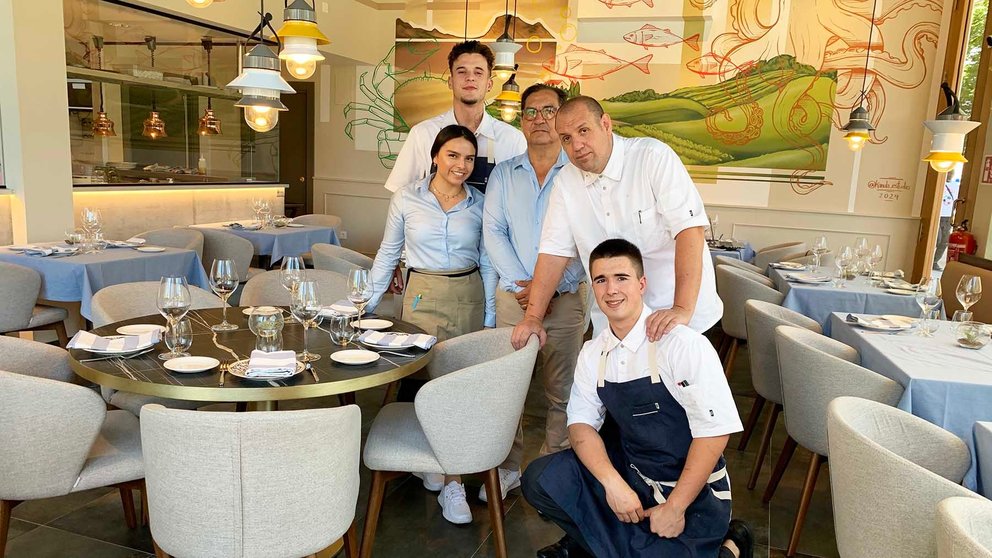 Andrés Conde, primero de pie a la izquierda, con su equipo de trabajo en el restaurante La Ideal Mar en Pamplona. Navarra.com