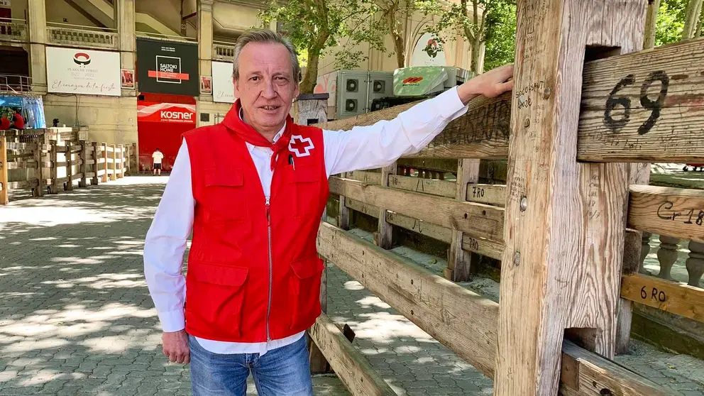 José Aldaba junto al vallado que da acceso al callejón de la plaza de toros en Pamplona. Navarra.com