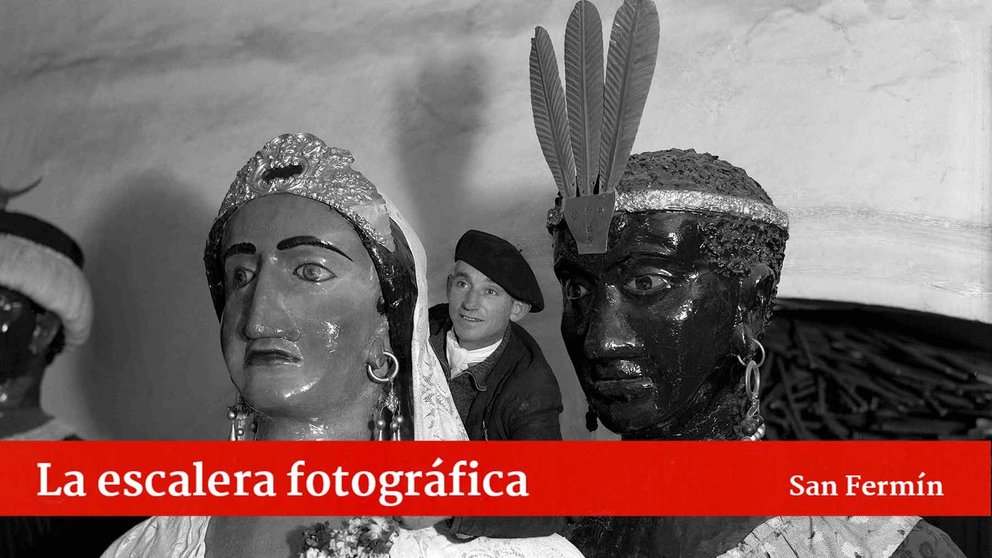 Déc. 1930. El histórico porteador Pedro Trinidad entre la Reina Europea y la Reina Americana de la Comparsa de Gigantes. (Foto Gerardo Zaragüeta Zabalo, Museo de Navarra)