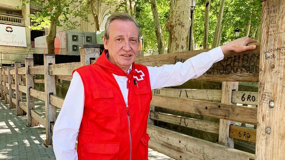 José Aldaba en el vallado de acceso a la plaza de toros de Pamplona. Navarra.com