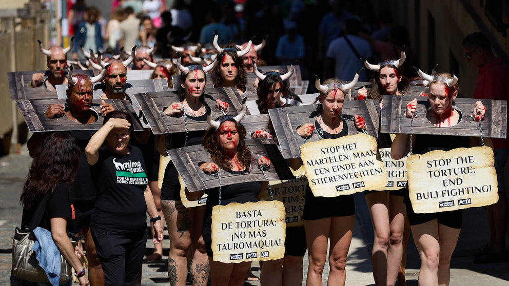 Las organizaciones por la defensa de los animales AnimaNaturalis y PETA organizan por 20° año consecutivo su protesta contra la tauromaquia en la plaza del Ayuntamiento de Pamplona, el día anterior al inicio de las fiestas de San Fermín. IÑIGO ALZUGARAY