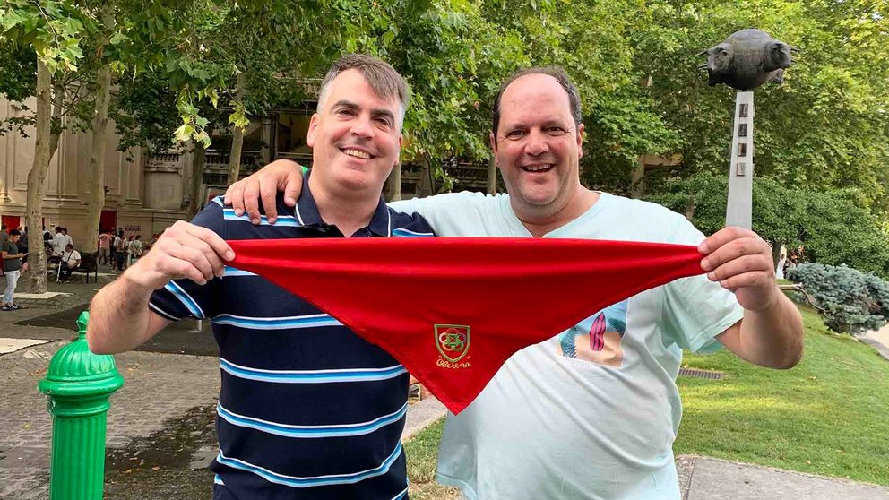 Jorge Casado y Javier Núñez sostienen un pañuelo rojo con el escudo de Oberena en Pamplona. Navarra.com