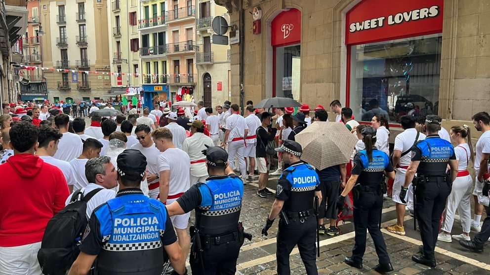 La Policía Municipal de Pamplona desaloja la plaza del Ayuntamiento horas antes del Chupinazo. PABLO LASAOSA