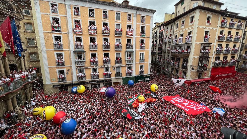 Pancartas en favor de los presos de ETA durante el Chupinazo de San Fermín 2024 en Pamplona.