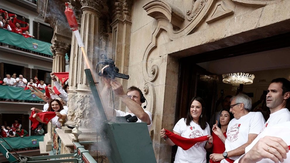 La ciudad española de Pamplona se convierte este sábado en la capital mundial de la fiesta, con el lanzamiento del chupinazo que da inicio a los Sanfermines 2024, hasta dentro de nueve días, cuando se entone el triste 'Pobre de mí'. EFE/Jesús Diges