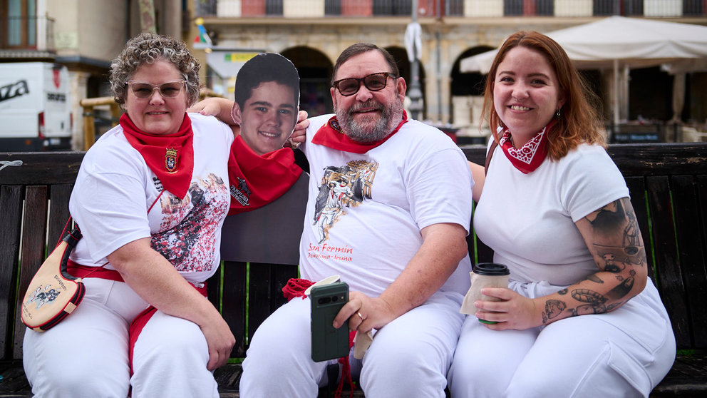 La familia estadounidense Megan, Paul y Joana Abbott junto con la imagen de su hijo Caidem, que no ha podido ir al Chupinazo a Pamplona. PABLO LASAOSA