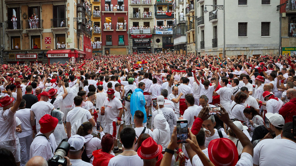 Miles de personas celebran el Chupinazo en la Plaza del Ayuntamiento de Pamplona, con el que se da inicio a las Fiestas de San Fermín 2024. IÑIGO ALZUGARAY