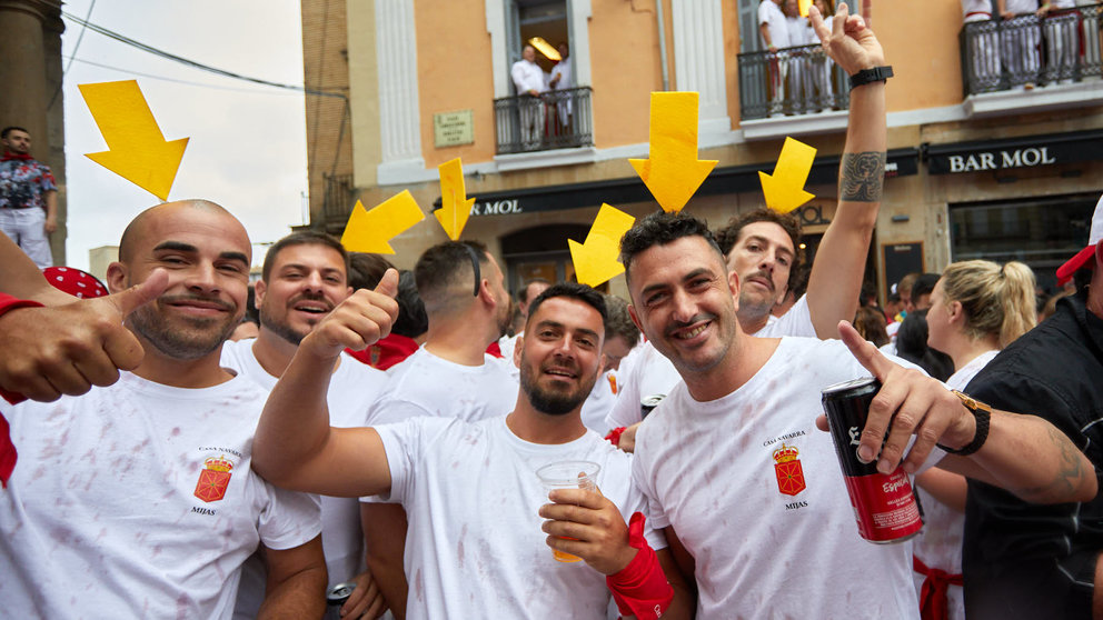 Miles de personas celebran el Chupinazo en la Plaza del Ayuntamiento de Pamplona, con el que se da inicio a las Fiestas de San Fermín 2024. IÑIGO ALZUGARAY