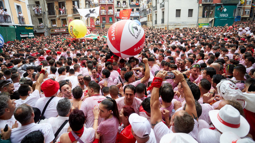 Miles de personas celebran el Chupinazo en la Plaza del Ayuntamiento de Pamplona, con el que se da inicio a las Fiestas de San Fermín 2024. IÑIGO ALZUGARAY