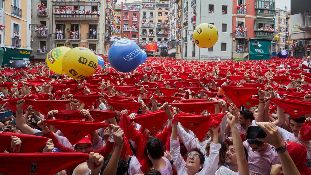 Miles de personas celebran el Chupinazo en la Plaza del Ayuntamiento de Pamplona, con el que se da inicio a las Fiestas de San Fermín 2024. IÑIGO ALZUGARAY