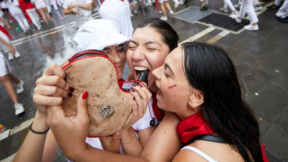 Miles de personas celebran el Chupinazo en la Plaza del Ayuntamiento de Pamplona, con el que se da inicio a las Fiestas de San Fermín 2024. IÑIGO ALZUGARAY