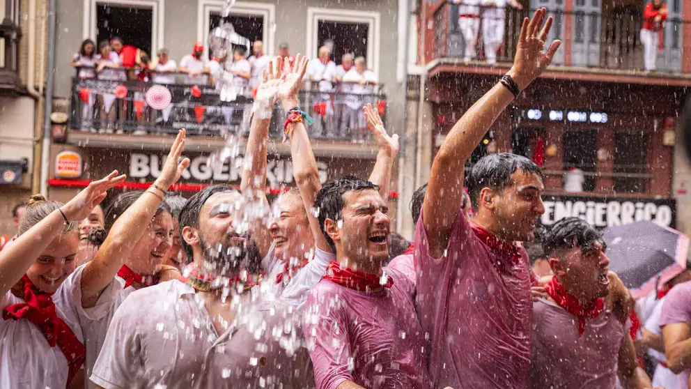Ambiente por las calles de Pamplona tras el Chupinazo de las fiestas de San Fermín 2024. MAITE H. MATEO --4