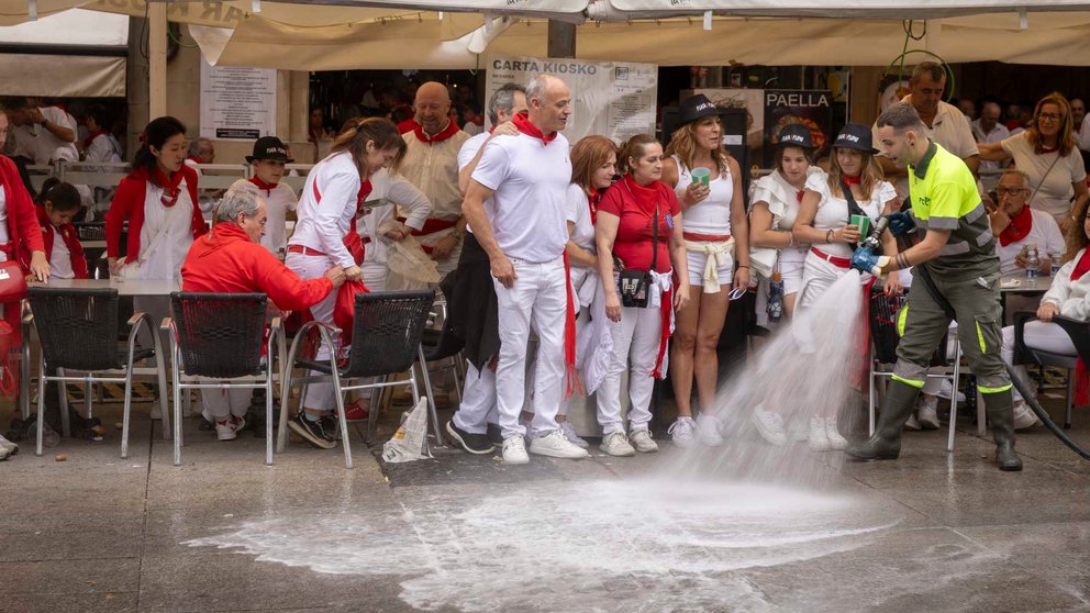 Ambiente por las calles de Pamplona tras el Chupinazo de las fiestas de San Fermín 2024. MAITE H. MATEO --33