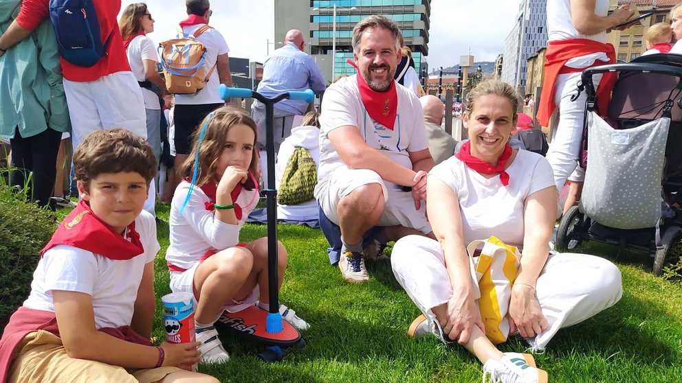 Los pequeños Íñigo y Vega junto a sus padres, esperando a la llegada de la Comparsa de cabezudos y gigantes. NAVARRA.COM