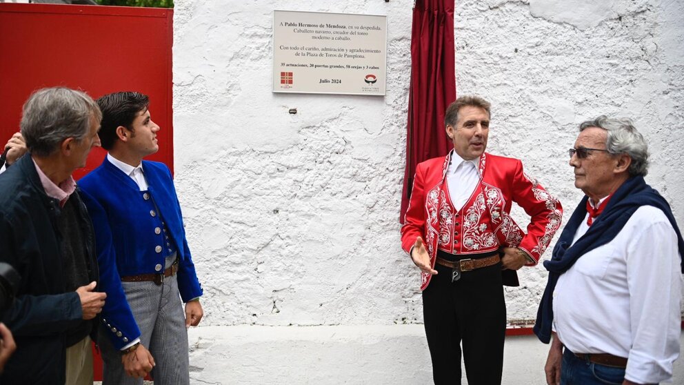 Pablo Hermoso de Mendoza recibe el homenaje de la Casa de Misericordia de Pamplona, donde ha descubierto una placa en homensaje en presencia de Eugenio Salinas, Jose Mª Marco y Guillermo Hermoso de Mendoza. PABLO LASAOSA