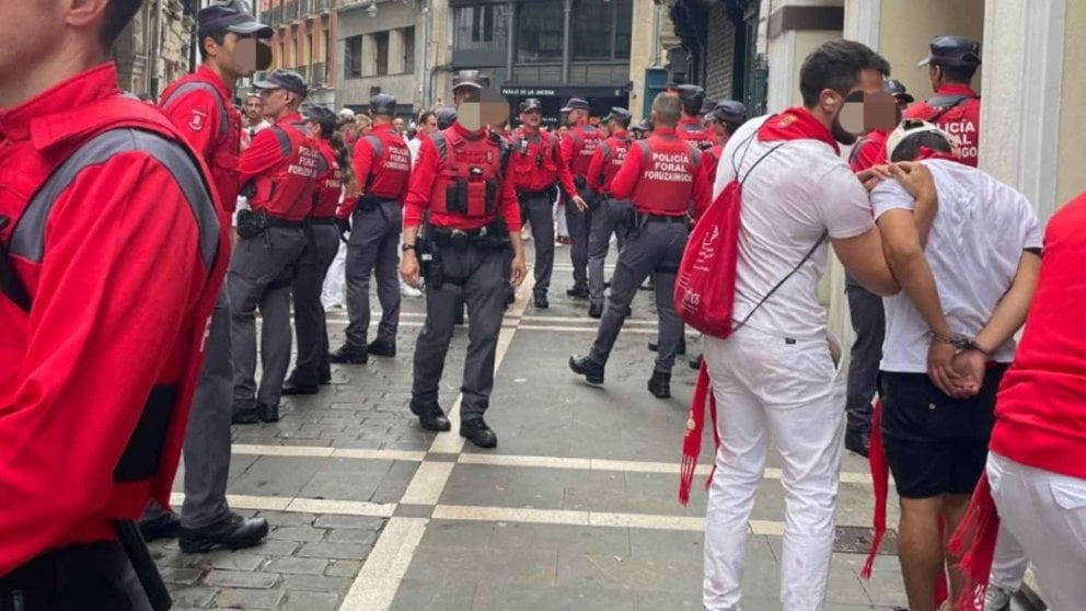 Agentes de la Policía Foral se llevan detenido a un carterista en la calle Comedias en Pamplona durante las recién comenzadas fiestas de San Fermín. POLICÍA FORAL