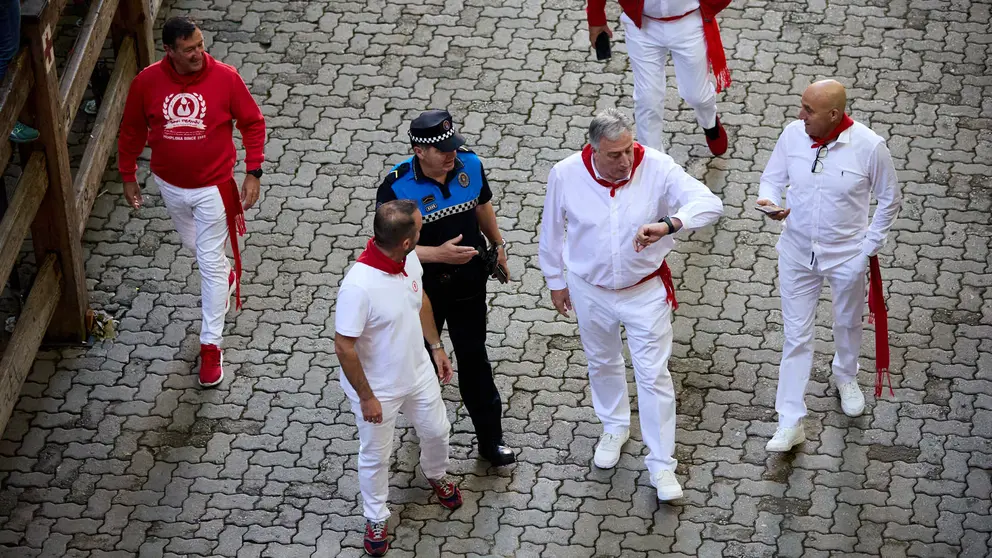 Asirón en el primer encierro de San Fermín 2024 con toros de La Palmosilla en el tramo de Telefónica y el callejón de entrada a la plaza. IÑIGO ALZUGARAY