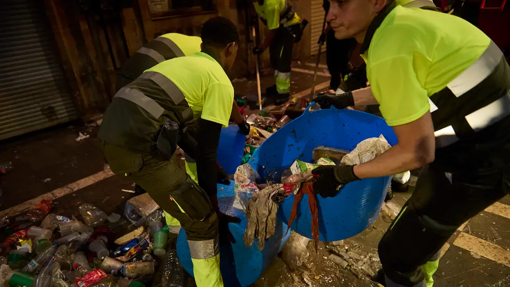 Pamplona anece llena de suciedad después del primer día de las fiestas de San Fermín 2024. PABLO LASAOSA