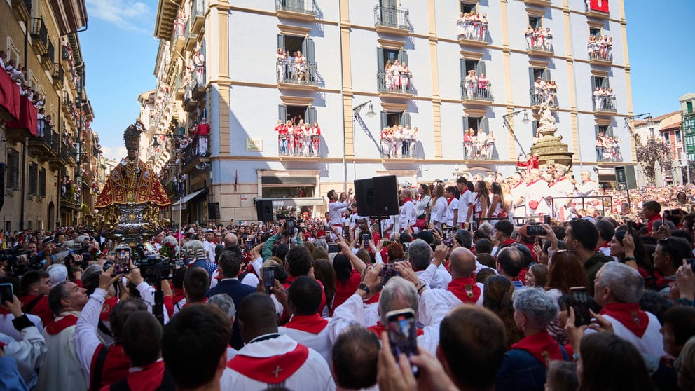 Miles de personas arropan a San Fermín durante su día grande de 2024. PABLO LASAOSA