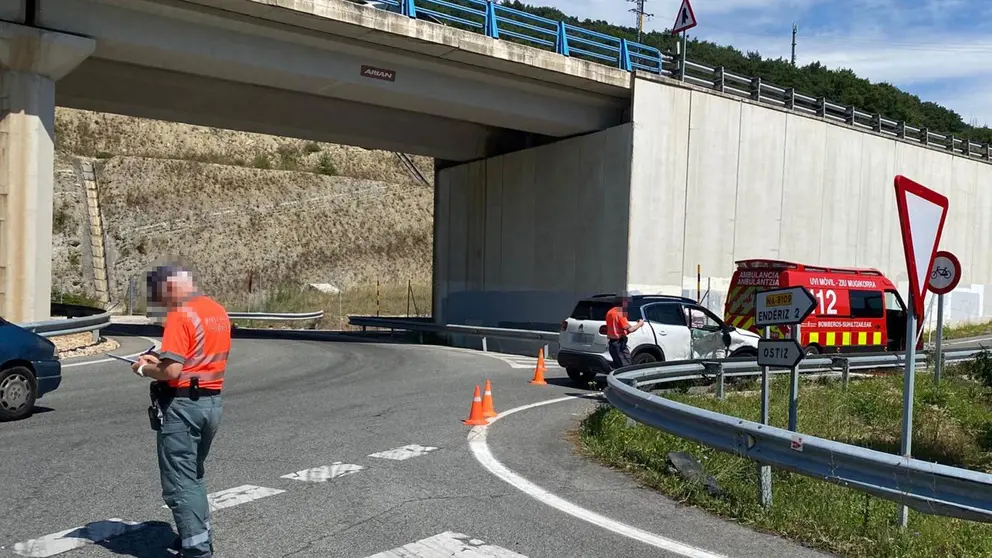Tres heridos, uno de ellos grave, tras una colisión entre dos coches en Navarra. SOS NAVARRA
