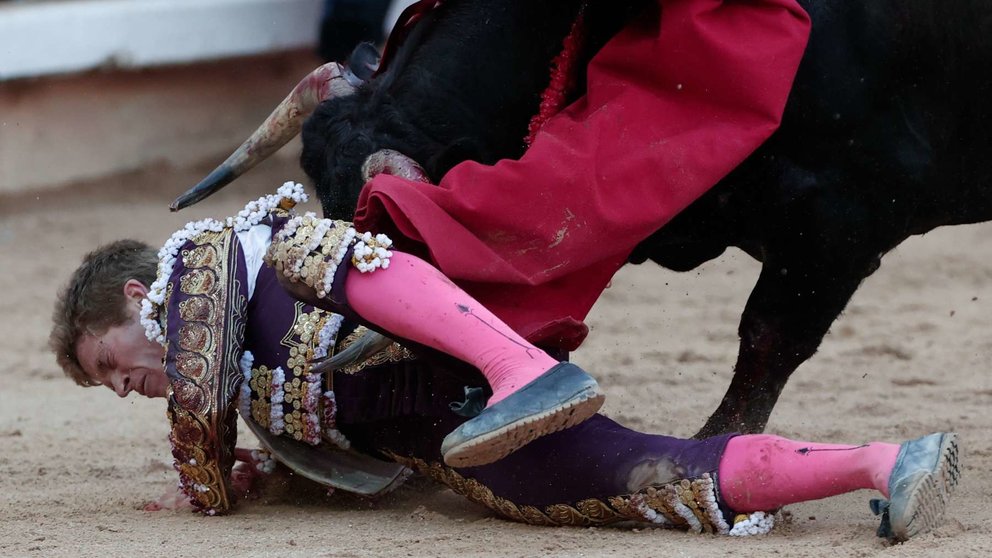 El diestro Borja Jiménez es alcanzado durante la lidia a su segundo y último toro de la tarde en la tercera de abono de la Feria de Toro de los Sanfermines 2024. EFE/Jesús Diges