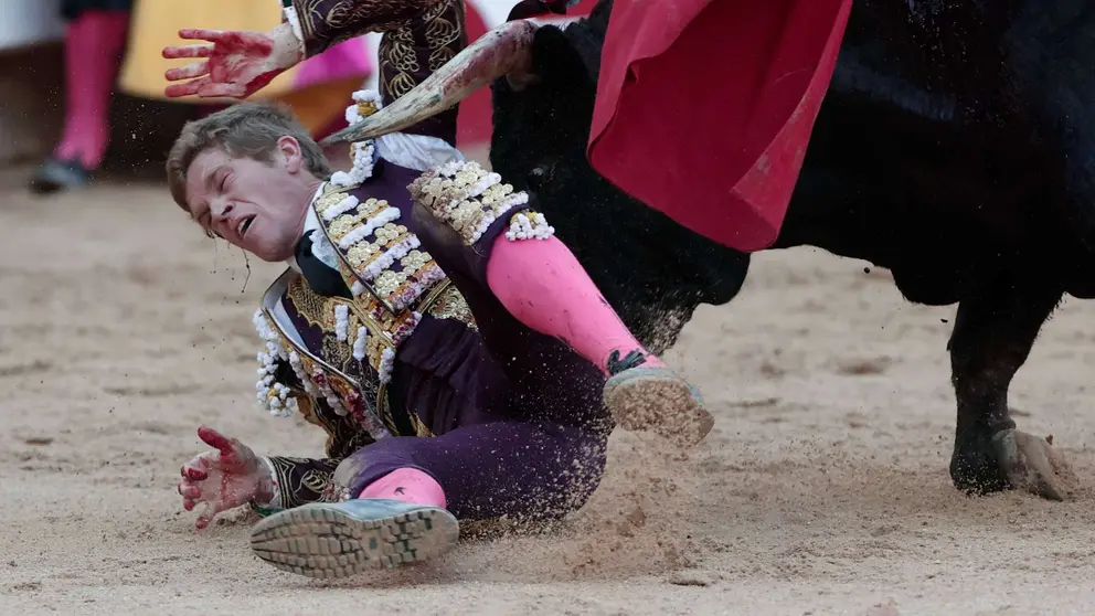 El diestro Borja Jiménez es alcanzado durante la lidia a su segundo y último toro de la tarde en la tercera de abono de la Feria de Toro de los Sanfermines 2024. EFE/Jesús Diges
