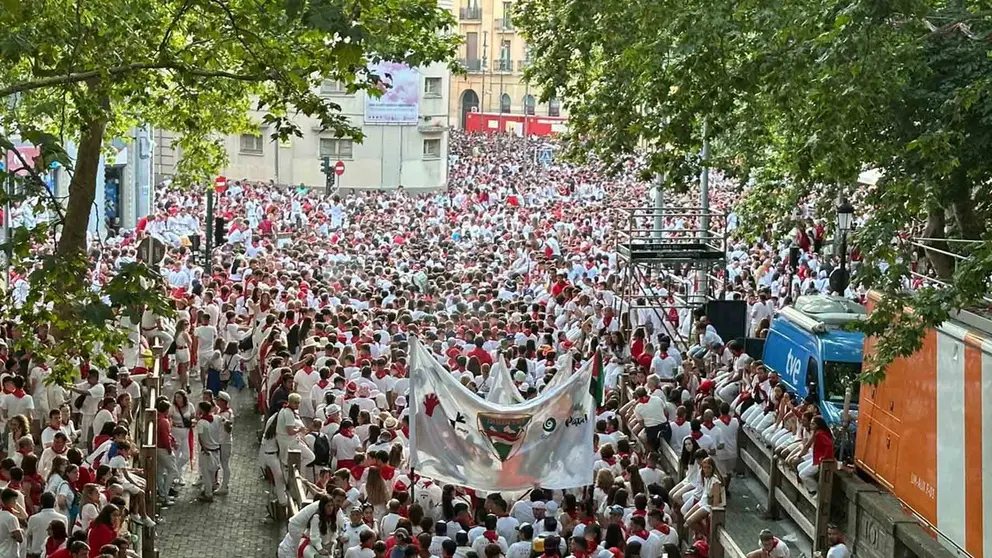 Miles de personas en los alrededores de la Plaza de Toros de Pamplona en el primer día de la Feria del Toro de San Fermín. NAVARRA.COM