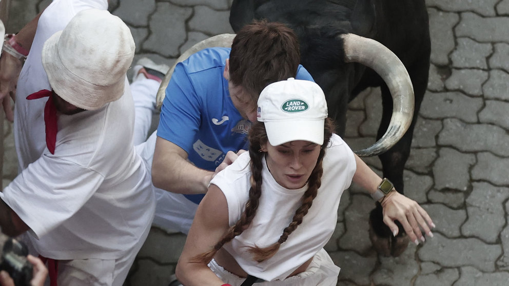 Segundo encierro de San Fermín el día 8 de julio de 2024 con toros de Cebada Gago en Pamplona en la bajada al Callejón. EFE - JESÚS DIGES