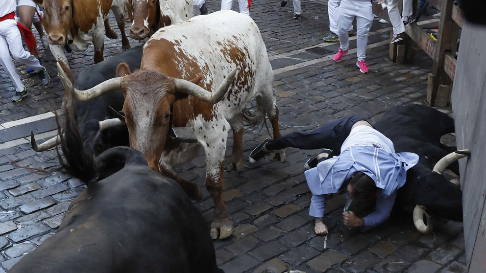 Segundo encierro de San Fermín el día 8 de julio de 2024 con toros de Cebada Gago en Pamplona en el tramo de la curva de Estafeta. EFE - VILLAR LÓPEZ