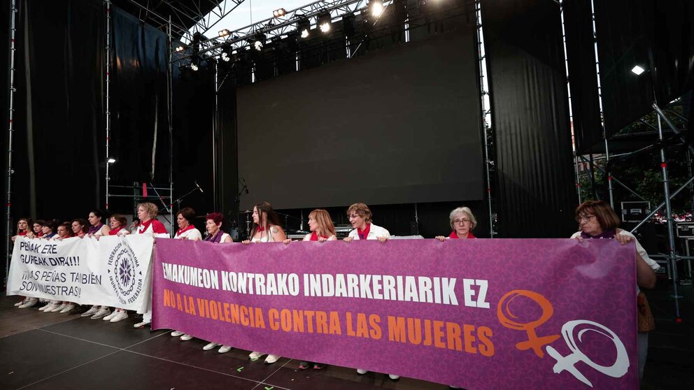 GRAFCAV4845. PAMPLONA, 07/07/2024.- Una multitudinaria concentración, convocada por el movimiento feminista, ha tenido lugar este domingo en la Plaza del Castillo de Pamplona en señal de protesta por una agresión sexual registrada en la capital navarra durante los Sanfermines 2024. EFE/Jesus Diges