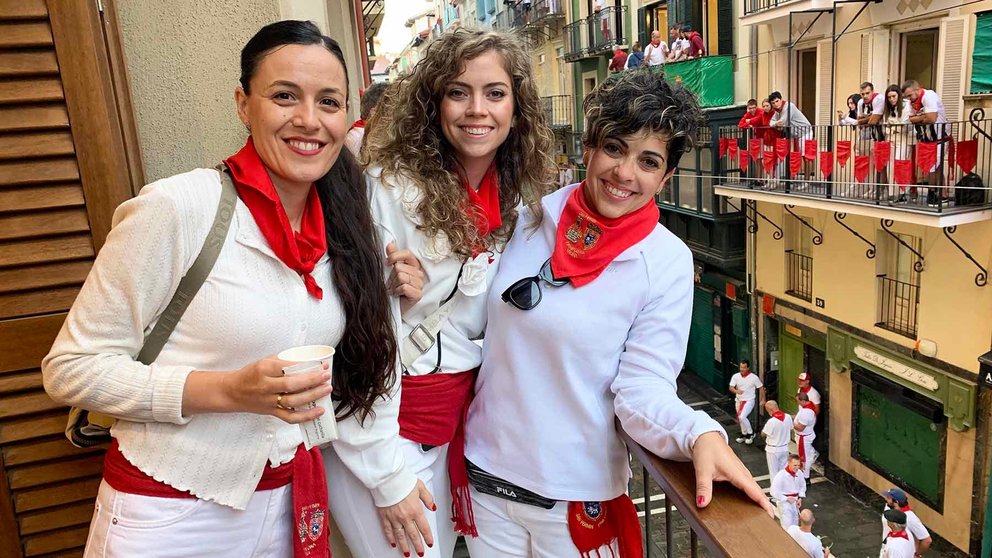 Tres amigas de Ciudad Real en un balcón de la calle Estafeta para ver el encierro. Navarra.com