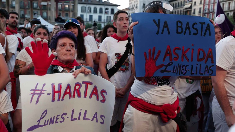 Una multitudinaria concentración, convocada por el movimiento feminista, ha tenido lugar este domingo en la Plaza del Castillo de Pamplona en señal de protesta por una agresión sexual registrada en la capital navarra durante los Sanfermines 2024. EFE/Jesus Diges