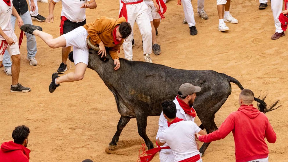 Segundo encierro de San Fermín 2024 con toros de la ganadería de Cebada Gago en la Plaza de Toros de Pamplona. FERMÍN GUTIÉRREZ