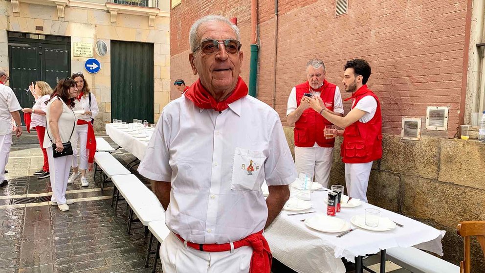 El alcalde de sol, Damián Sánchez, con la camisa de la peña El Bullicio Pamplonés. Navarra.com