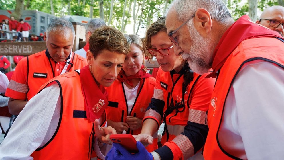 La presidenta del Gobierno de Navarra, María Chivite, durante una visita al dispositivo sanitario del encierro estos Sanfermines. GOBIERNO DE NAVARRA