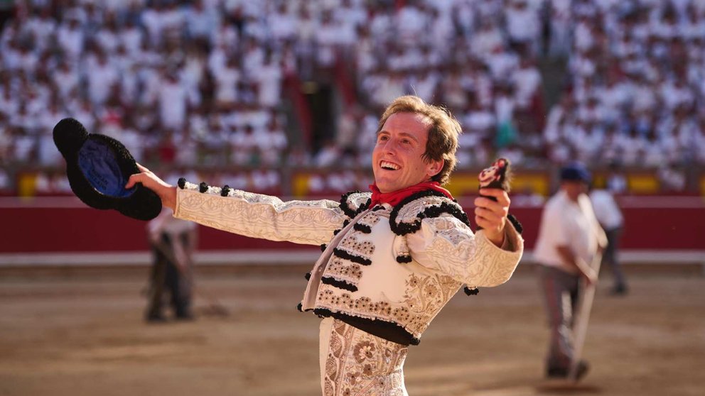 El diestro Román durante la vuelta al ruedo tras cortar una oreja a su primer toro de la tarde en la cuarta de abono de la Feria de Toro de San fermín 2024 donde ha compartido cartel con Juan Leal e Isaac Fonseca. PABLO LASAOSA