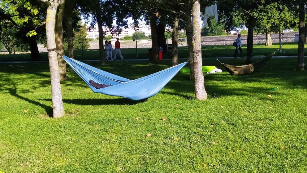 Un grupo de amigos durmiendo en unas hamacas en la Ciudadela de Pamplona tras una larga noche de San Fermín. SERGIO DURÁN